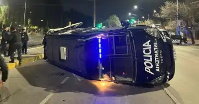 Impactante vuelco de un furgón policial en Guaymallén: 10 efectivos heridos y un dato que preocupa