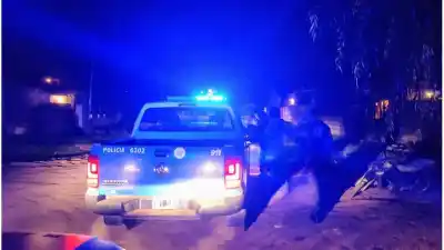 Le apuntaron con un arma y le robaron la moto en avenida Peñaloza