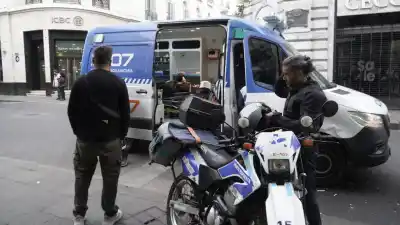 El escalofriante momento en que un operario cayó desde una escalera en plena peatonal Córdoba
