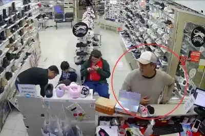 Se hizo pasar por cliente y robó un celular en una zapatería del centro