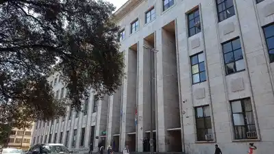 Caos en Tribunales: un chofer de colectivo, un automovilista y su esposa terminaron a las piñas en plena calle