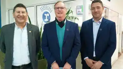 El colegio que cumple 32 años y tiene un plan para que los técnicos no paren la obra