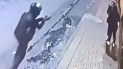 Pareja fue encandilada con linternas y despojada de su moto en un descampado de la capital
