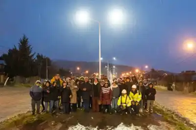 El barrio Omega iluminó su avenida principal: 20 luces LED ya funcionan en Wiederhold