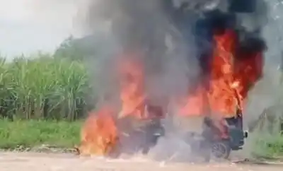 Alerta en la ruta: una utilitaria para discapacitados estalló en llamas y el conductor escapó por segundos