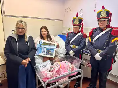 El emotivo gesto de los Granaderos con dos bebés nacidos el 24 de agosto