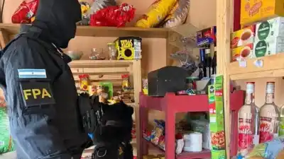 Un kiosco de Córdoba vendía cocaína y la ocultaba en papeles de caramelos: tres detenidos