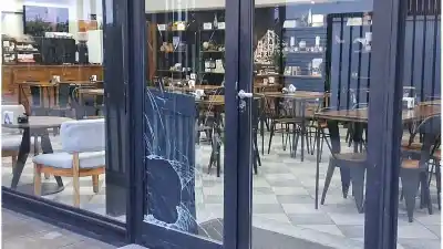 Otra vez el mismo local: rompieron el vidrio blindado y se llevaron las propinas en pleno macrocentro