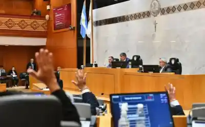 Escándalo en la Legislatura: Bussi y Cobos protagonizaron un tenso cruce que terminó con un "vamos afuera"
