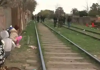 Hallan el cuerpo de un hombre de 40 años junto a las vías del tren y la familia asegura que no fue un accidente