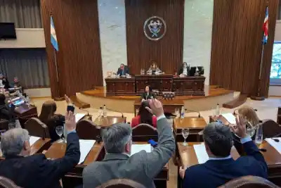 El homenaje que une a toda la provincia: la Legislatura distinguió a la Policía de Santiago