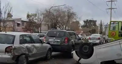 Cuatro vehículos chocaron en cadena y uno volcó en el Corredor del Oeste