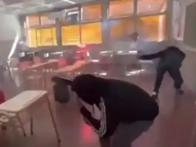 Escándalo en Catamarca: Una “guerra” con bengalas estalló en plena clase y el video se viraliza