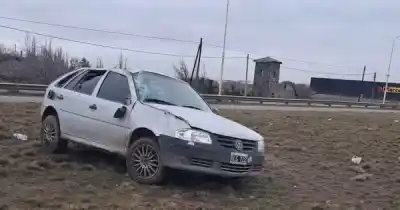Vuelco en la autovía: un Gol terminó dado vuelta cerca de LU12 y hay incertidumbre