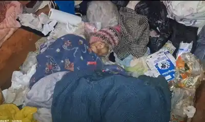 Vivían entre la basura en Tartagal: la abuela fue hospitalizada en grave estado