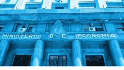 Reestructuración en Economía: Eliminan siete áreas clave mientras Caputo está en el exterior