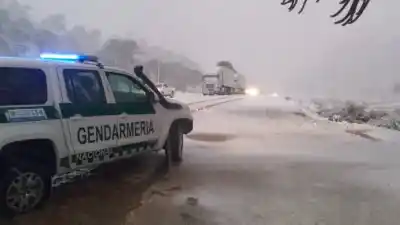 Nieve, hielo y viento: el temporal que mantiene cerrado el paso a Chile