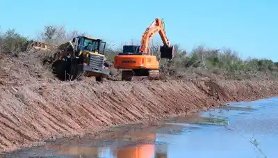 Añatuya: supervisan trabajos clave en el canal madre para evitar anegamientos