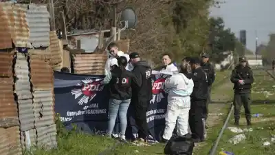 Encontraron un cuerpo sobre las vías del tren en Rosario y los vecinos denuncian un detalle que no cierra