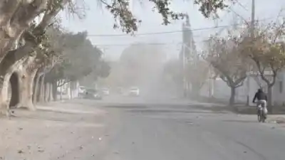 Viento Zonda obliga a suspender clases en Lavalle, Potrerillos y La Carrera: qué pasará con los alumnos