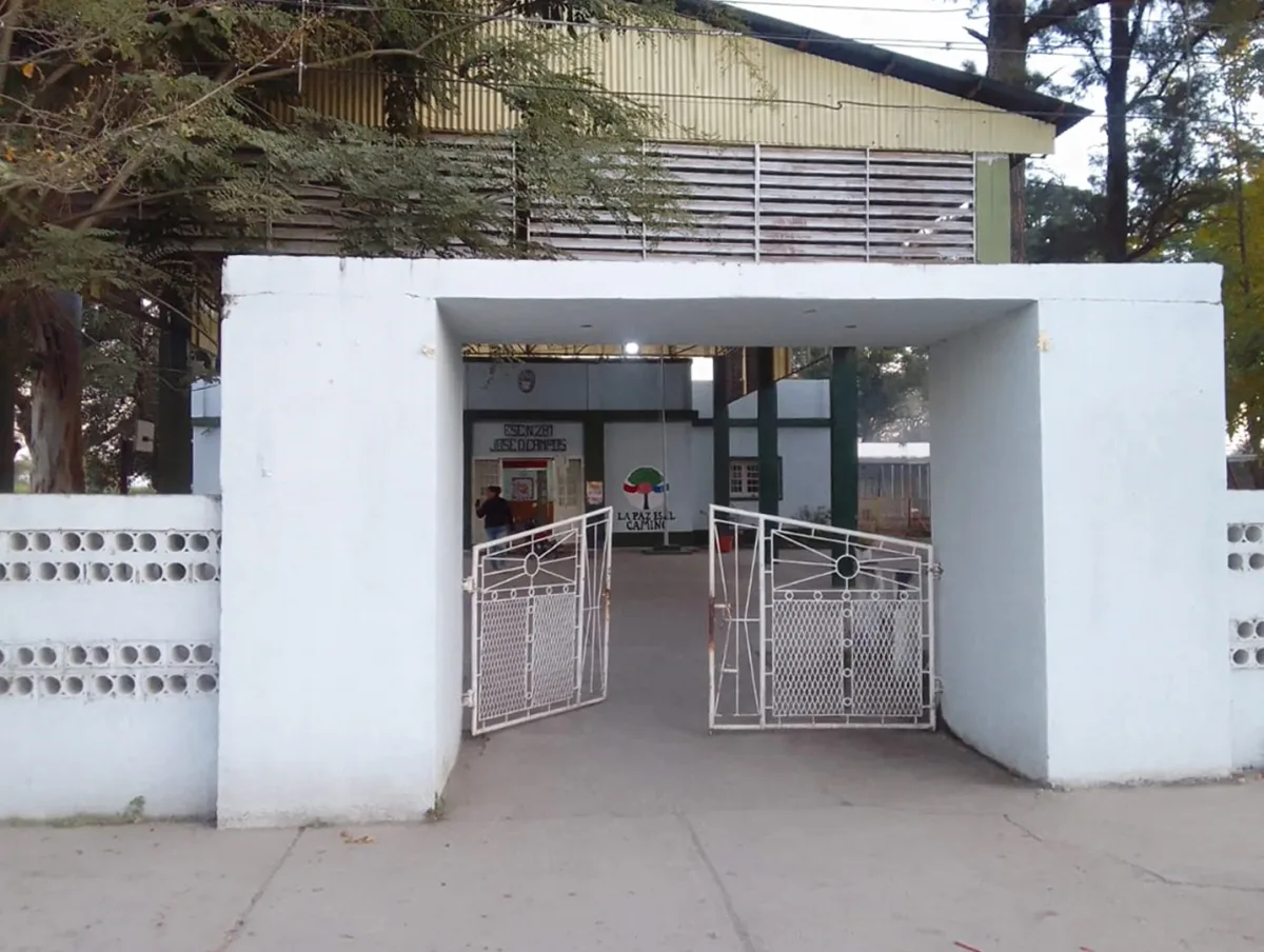 La entrada a la escuela 281: "Cuando yo era chica, y tenía 15 años todavía pasaba un colectivo cerca que nos llevaba, pero como se rompían las unidades dejó de pasar y entonces íbamos en bicicleta los chicos", cuenta Myram Cruz, nacida en Yonopongo
