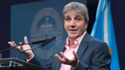 El ministro que contradice al Presidente: Caputo elogió la "justicia social" en pleno lanzamiento de créditos