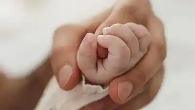 El desesperante momento que vivió una madre cuando su bebé de 10 días se ahogaba con leche