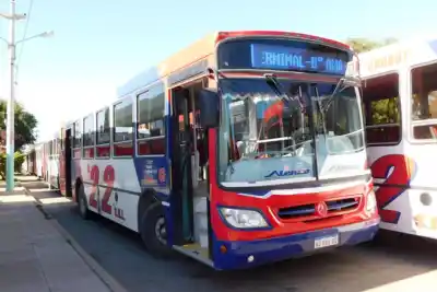 Piedrazos contra un colectivo en Trelew: dos vidrios rotos y un conductor que reaccionó a tiempo