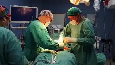 Un útero de 2,5 kilos y una hernia gigante: la doble cirugía que sorprendió en el Hospital Eva Perón