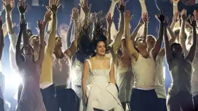 Rosalía desata el caos en Francia: el misterioso ritual con el que abrió su gira mundial