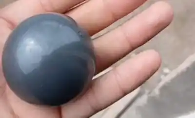 Hallazgo en el oeste pampeano: ¿qué es esa esfera metálica que cayó del cielo?