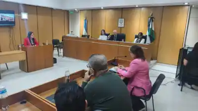 Robaron dos cajas fuertes y la persecución terminó en un choque frontal contra la policía