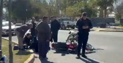 Impactante choque entre dos motos en La Rioja: el conductor de un vehículo de carga quedó en el centro de la investigación