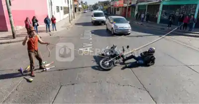 Una soga en plena calle desató un choque y dejó a un delivery hospitalizado en Salta