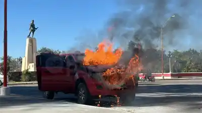 Una Ford Ranger se convirtió en una bola de fuego en pleno Parque Aguirre y el susto fue mayúsculo