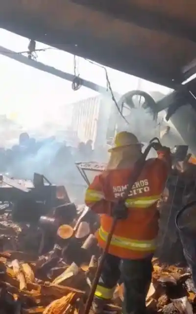El fuego arrasó un corralón en San Juan y un bombero terminó asistido