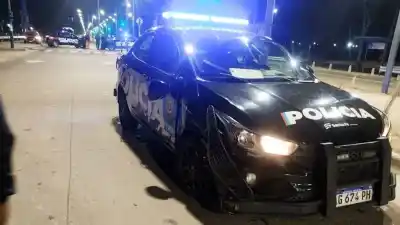 Volcaron tras una persecución en Funes: qué encontraron dentro de la camioneta