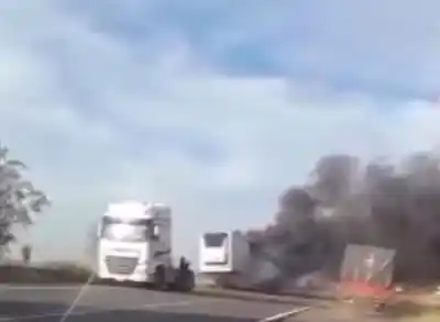 Un camión chileno se quemó por completo en la Ruta 14: el conductor salvó su vida por segundos