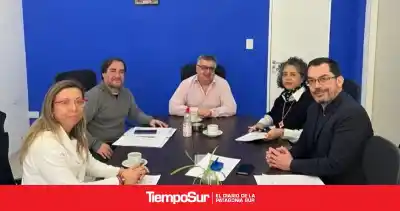 Firman un convenio clave para acelerar la escrituración de viviendas en Santa Cruz