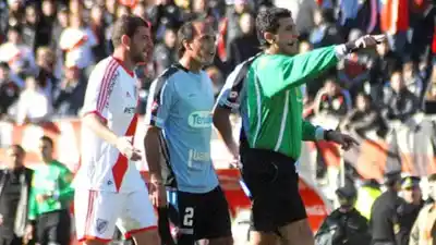 El árbitro del descenso de River rompió el silencio y confesó un detalle desconocido