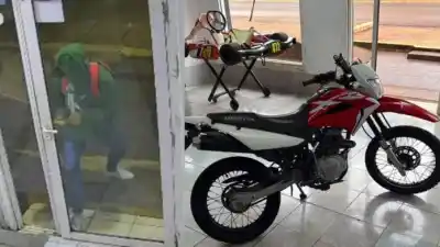 Rompió la puerta, se llevó una moto valuada en 4 millones y desapareció en la madrugada