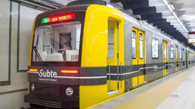 Misterio en el subte A: un hombre murió en el andén y la estación quedó blindada