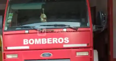 Alerta máxima en Cerrillos: un voraz incendio amenaza un barrio y los bomberos no dan abasto