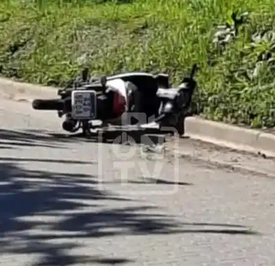 Un joven murió tras chocar su moto contra una columna en Yerba Buena y su sobrina de 13 años está internada