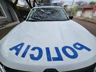 Forcejeó con la policía y se le cayó el arma: terminó demorado con otros dos