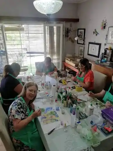 Un taller que convierte el vidrio en arte: llega la Vitrofusión a Los Reartes