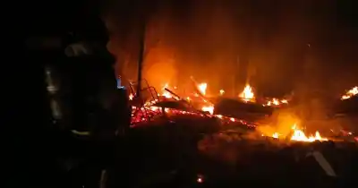 Una vivienda precaria de Rosario quedó reducida a cenizas en un incendio nocturno