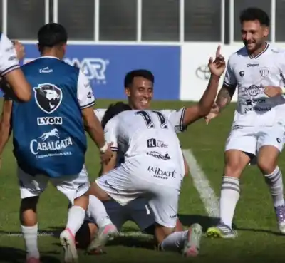 La ráfaga que salvó a For Ever: goleó 3-0 a San Miguel y salió del descenso