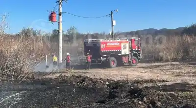 Incendio en Las Estufas: los bomberos lucharon contra las llamas en un barrio de Cerrillos