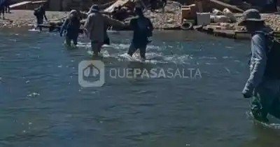 El río Bermejo bajó tanto que ya cruzan a pie la frontera con Bolivia